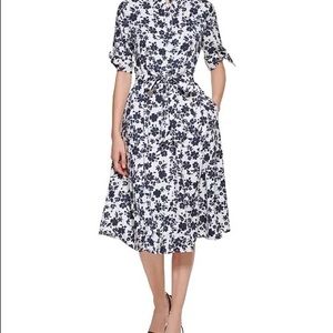 Calvin Klein Floral-Print Midi Shirtdress
13733305